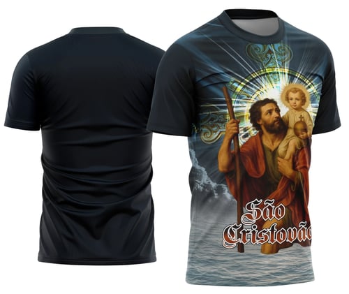 Foto de uma camisa com logo no peito de São Cristovão e uma estampa grande nas costas que destaca a imagem religiosa com detalhes vibrantes e design marcante, ideal para expressar fé e proteção.