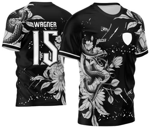 Camiseta unissex preta com logo no peito e estampa grande nas costas mostrando uma cobra intensa, representando o tema InterClasse 2024.