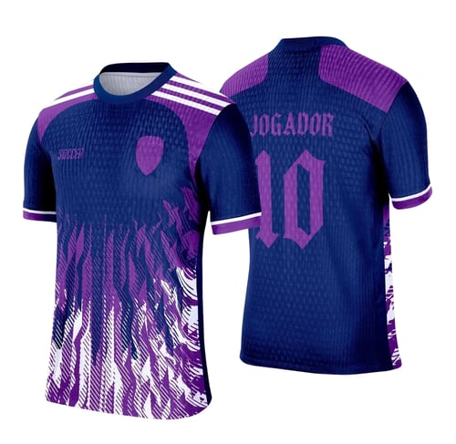 Camisa esportiva personalizada com design exclusivo, apresentando uma estampa gráfica detalhada na parte frontal, incorporando elementos artísticos como animais ou símbolos. O modelo inclui cores vibrantes e contrastantes, com detalhes adicionais como textos estilizados em diferentes idiomas. Na parte traseira, estão disponíveis personalizações com nome e número em destaque. Perfeita para jogos de interclasse, times amadores ou eventos esportivos personalizados.