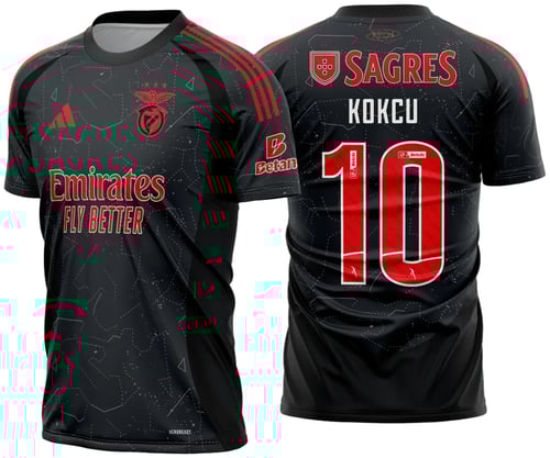 Uniforme de futebol personalizado, projetado para times amadores ou profissionais, com design moderno e arrojado. Apresenta uma combinação de cores contrastantes, logotipo ou escudo do time em destaque no peito, e detalhes gráficos na frente e nas mangas. Na parte traseira, há espaço para personalização com nome e número do jogador, garantindo identidade ao time. Ideal para jogos oficiais, amistosos ou competições, oferecendo estilo e funcionalidade.