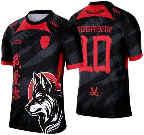 Camisa esportiva personalizada com design exclusivo, apresentando uma estampa gráfica detalhada na parte frontal, incorporando elementos artísticos como animais ou símbolos. O modelo inclui cores vibrantes e contrastantes, com detalhes adicionais como textos estilizados em diferentes idiomas. Na parte traseira, estão disponíveis personalizações com nome e número em destaque. Perfeita para jogos de interclasse, times amadores ou eventos esportivos personalizados.