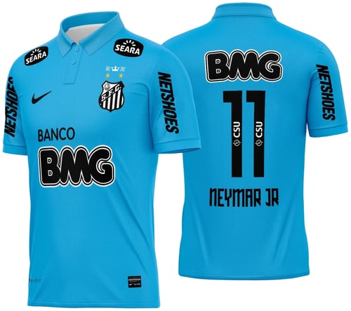 Camiseta unissex preta com logo no peito e estampa grande nas costas inspirada na Camisa Santos Terceira 2012 - 2013, estilo marcante e esportivo para torcedores.