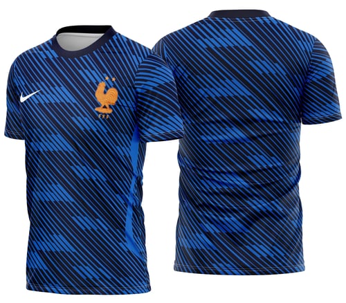 Foto de camiseta unissex preta com logo no peito e estampa grande nas costas mostrando o tema França Home Kit 2026 em estilo esportivo e moderno.