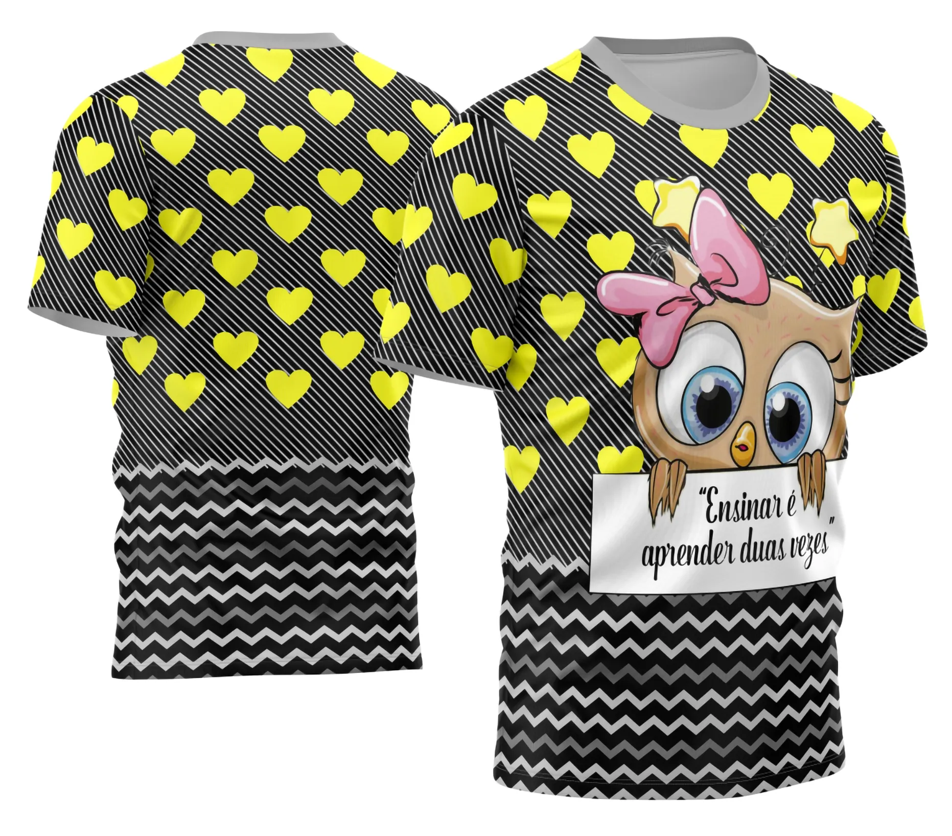 Camiseta unissex branca com logo no peito e estampa grande nas costas com tema sobre professora personalizada, ideal para educadores em destaque na escola.