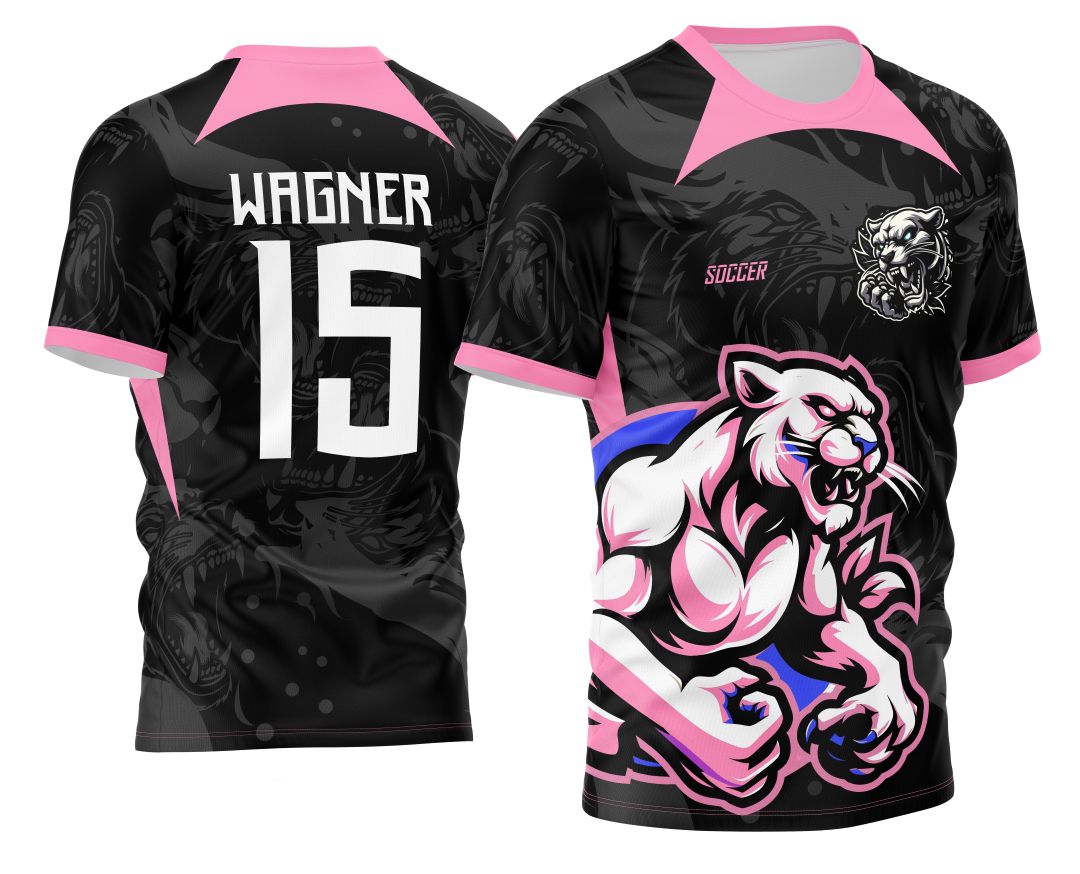 Camiseta unissex preta com logo no peito e estampa grande nas costas do Interclasse Pantera Cor de Rosa 2024, design vibrante e moderno, perfeita para eventos escolares e fans do tema.