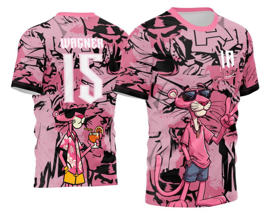 Camiseta unissex cor preta com logo no peito e estampa grande nas costas com desenho Pantera Cor de Rosa em estilo Interclasse 2024, ideal para fãs e colecionadores.
