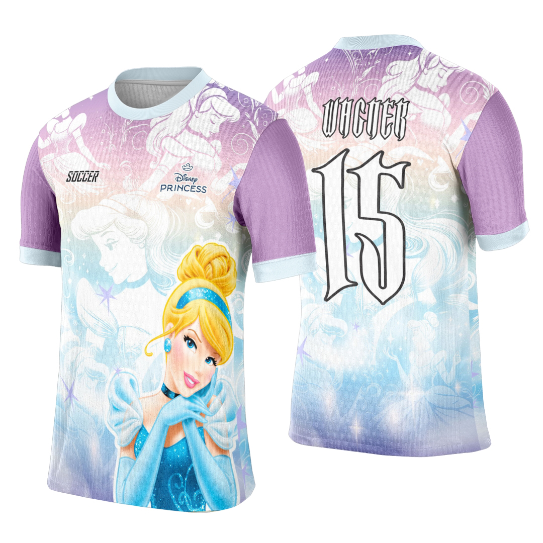 Camiseta unissex branca com logo no peito e estampa grande nas costas com tema Princesa Cinderela, ideal para eventos interclasse, apresentando design elegante e cores vibrantes.