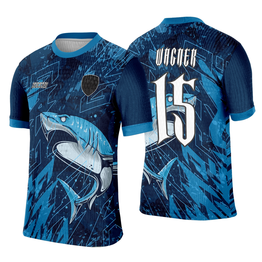 Foto de camiseta unissex com logo no peito e estampa grande nas costas, cor base preta, tema Tubarão Azul em estilo interclasse.