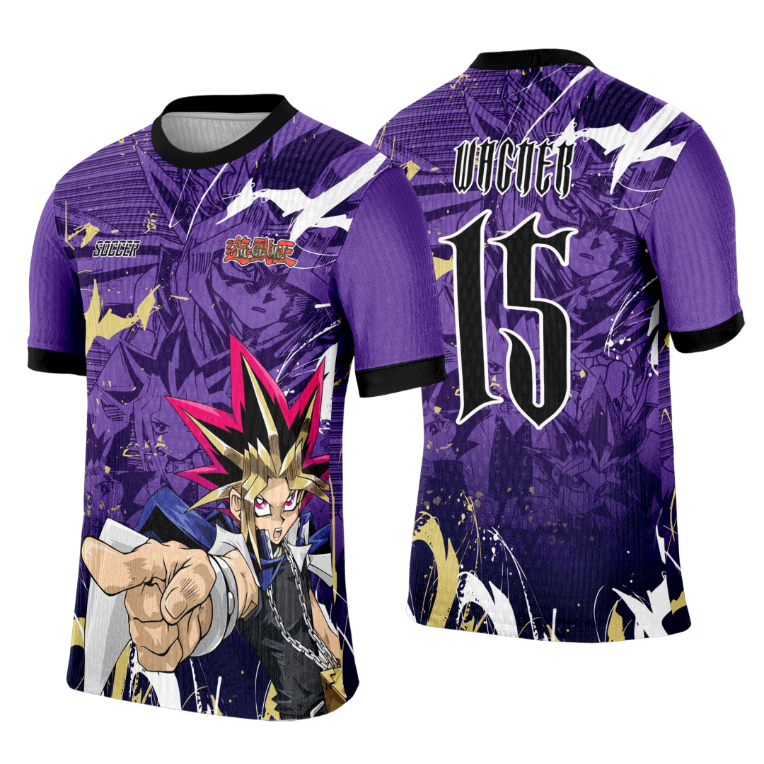 Camiseta unissex preta com logo no peito e estampa grande nas costas inspirada em Yu-Gi-Oh para eventos interclasse, design moderno e vibrante.