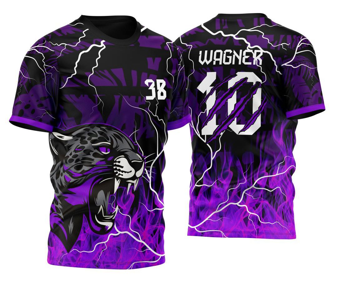 Foto de camiseta unissex preta com logo no peito e estampa grande nas costas da Pantera Negra 2024, destacando visual marcante e tema InterClasse, perfeita para fãs e colecionadores.