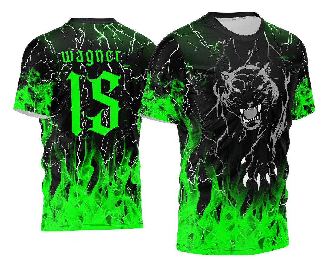 Camiseta preta unissex com logo no peito e estampa grande nas costas tema Pantera 2024 com fogo, estilo impactante para eventos e interclasse.