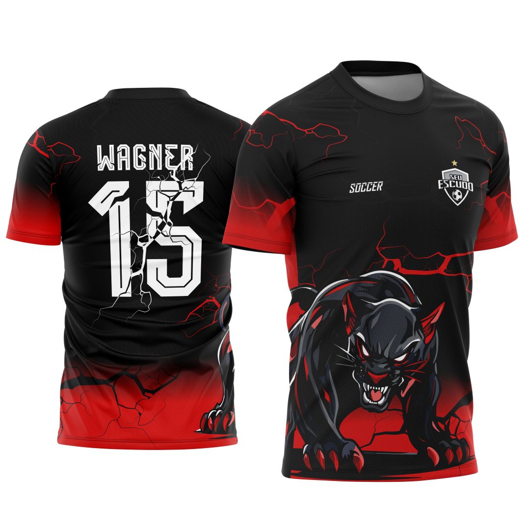 Foto de camiseta unissex preta com logo no peito e estampa grande nas costas mostrando Pantera Negra em degrade com raios vibrantes, ideal para 2025.