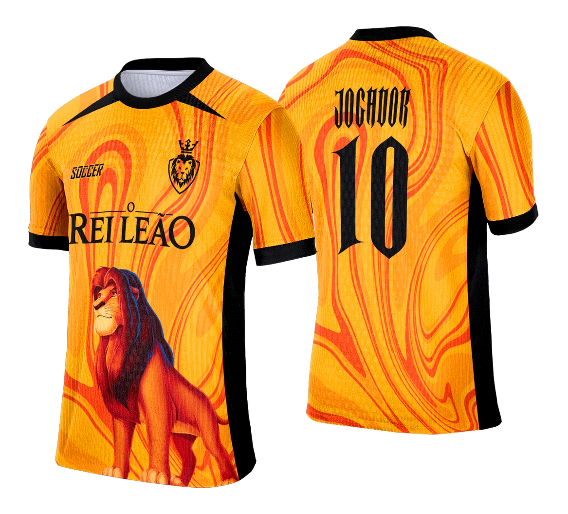 Camiseta unissex preta com logo no peito e estampa grande nas costas, tema Interclasse Rei Leão, design vibrante e detalhado para fãs do clássico filme.