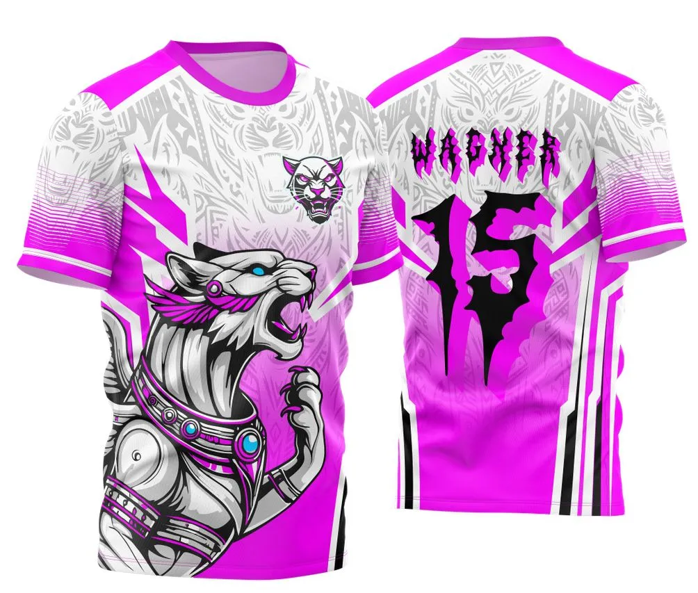 Camiseta unissex preta com logo no peito e estampa grande nas costas com tema Pantera Divina do Interclasse 2024 2025, ideal para eventos e turmas, destacando estilo e personalidade.