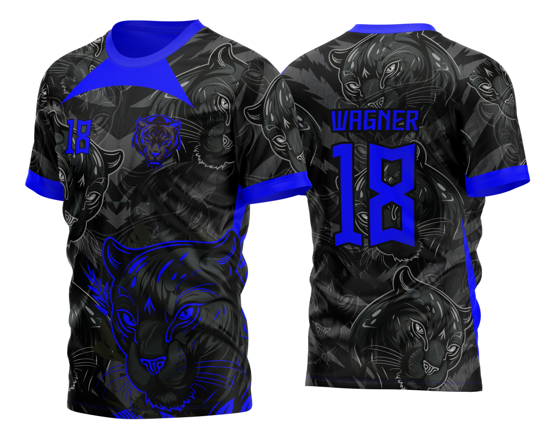 Camiseta unissex preta com logo no peito em destaque e estampa grande nas costas inspirada na Pantera Negra, estilo InterClasse 2023, padrão azul vibrante.