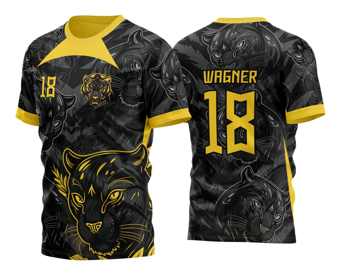 Camiseta unissex preta com logo no peito e estampa grande nas costas inspirada na Pantera Negra com padrão dourado, ideal para eventos InterClasse 2023.