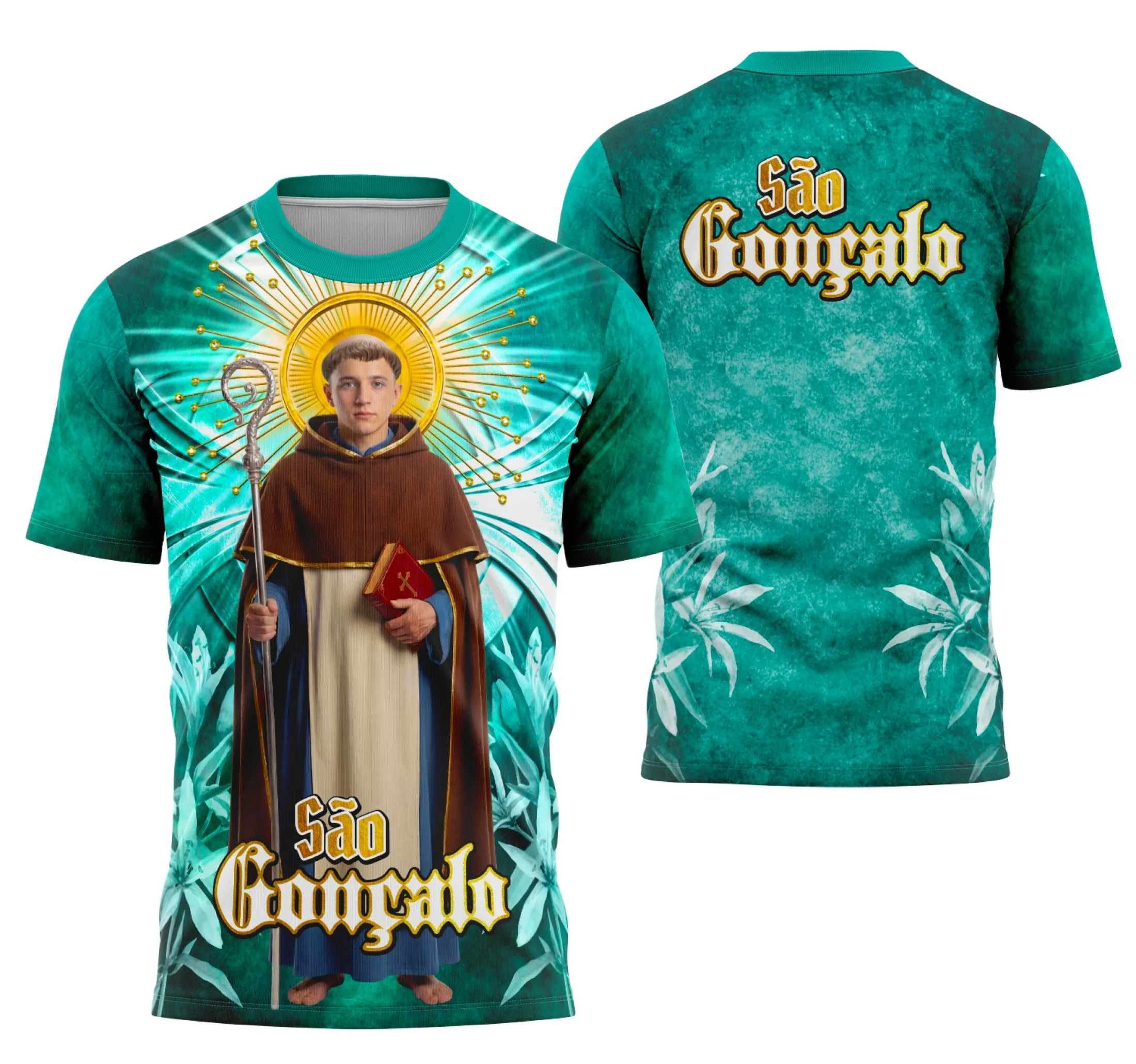 Foto de camisa com logo no peito destacado e uma estampa grande nas costas que retrata a fé católica em São Gonçalo, mostrando detalhes artísticos e religiosos com cores vibrantes