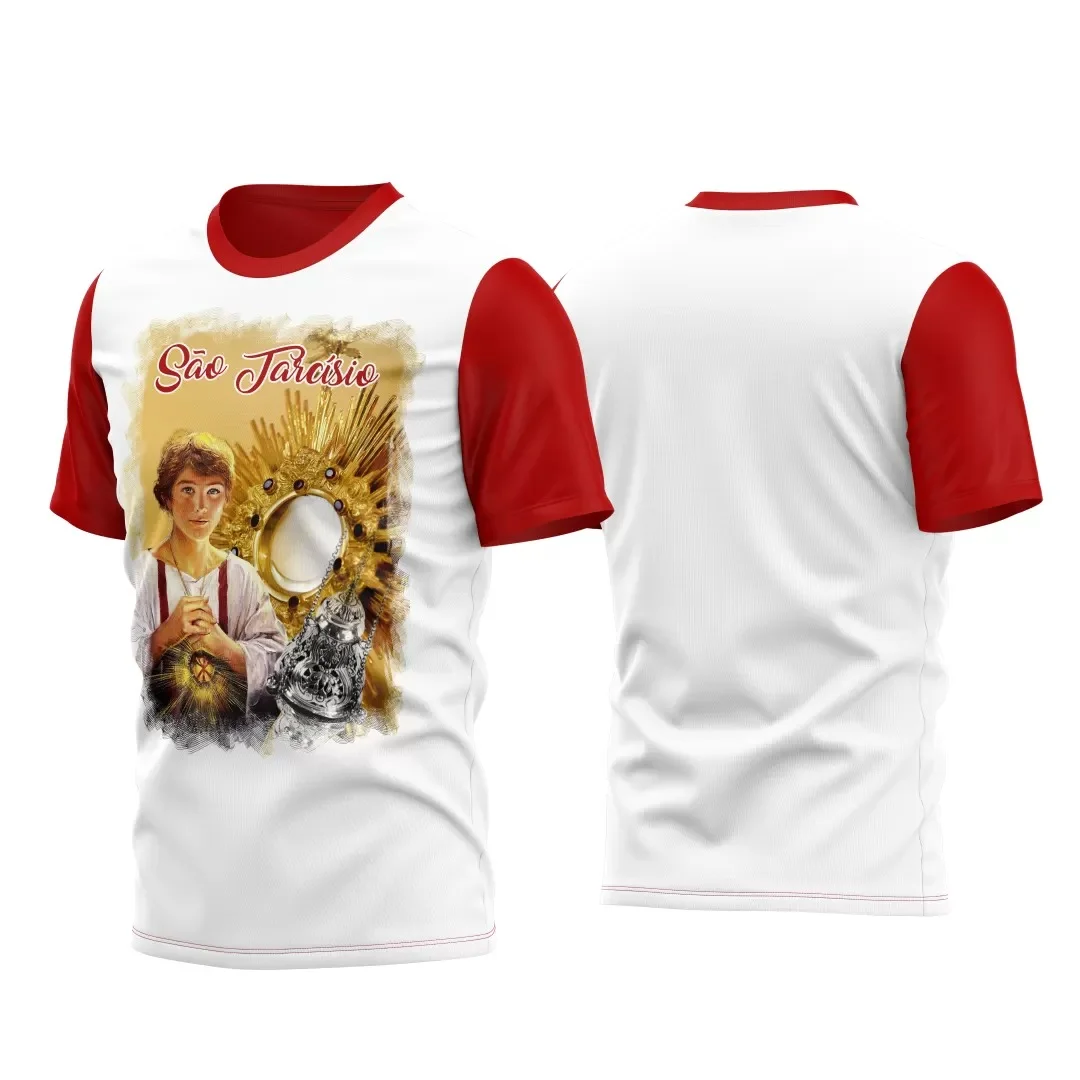 Camisa com logo no peito e estampa grande nas costas em homenagem a São Tarcísio, detalhes vibrantes e design que expressa fé e devoção com estilo marcante e moderno.