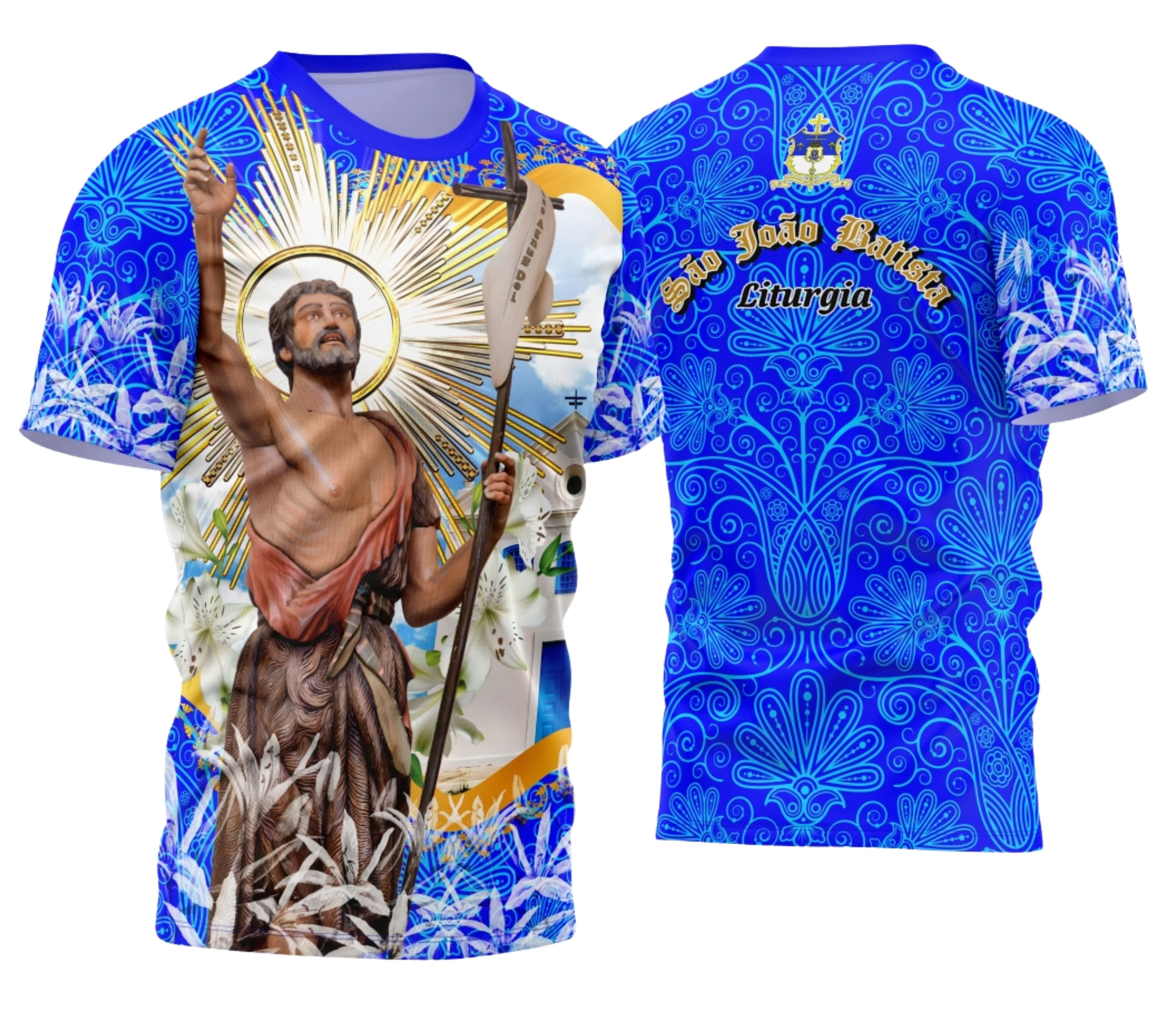 Foto da camisa com um logo no peito discreto e uma estampa grande nas costas representando São João Batista com detalhes religiosos e design vibrante.