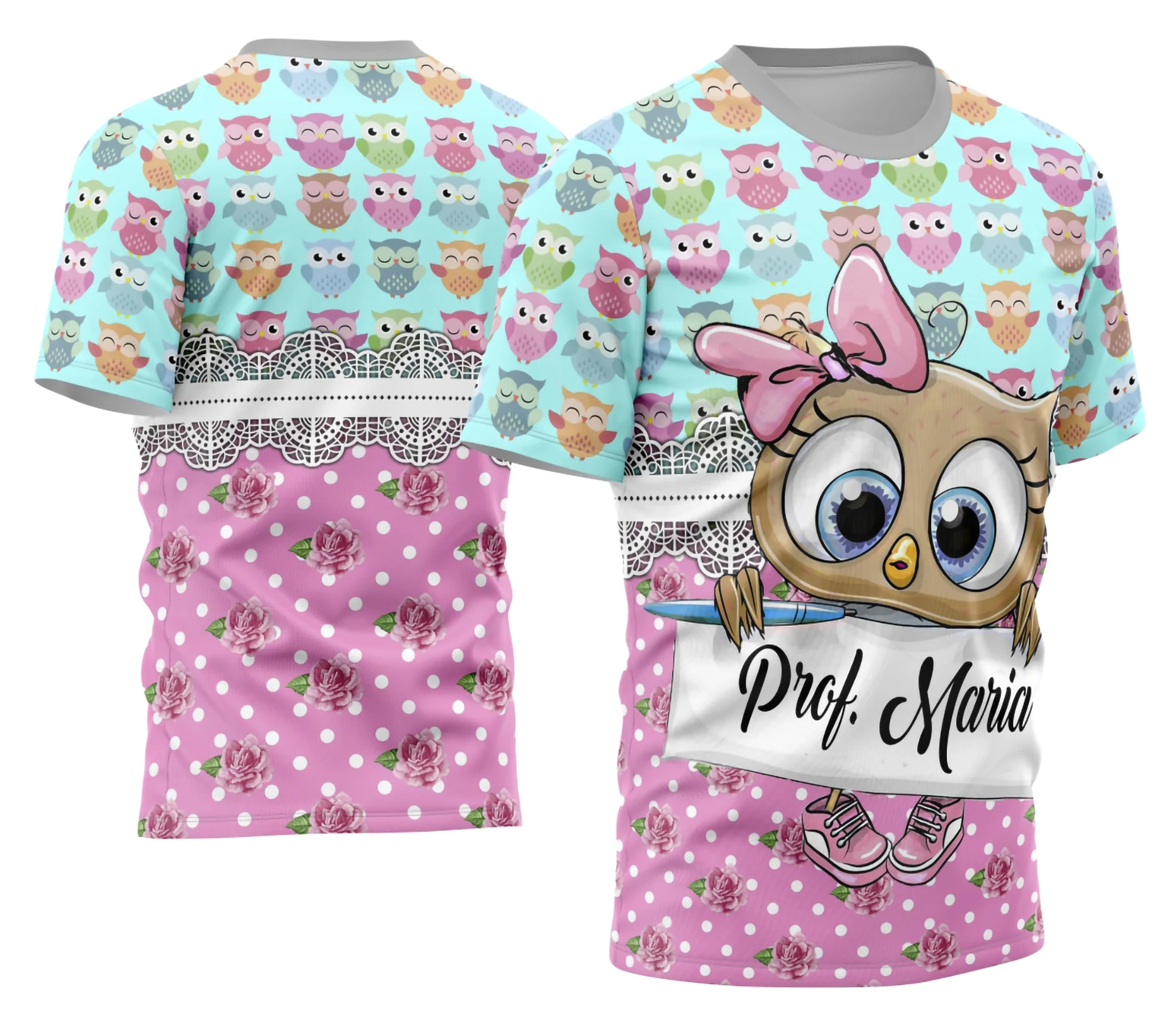 Camiseta unissex branca, logo no peito e estampa grande nas costas com tema de professora personalizada, ideal para uso diário ou eventos escolares.