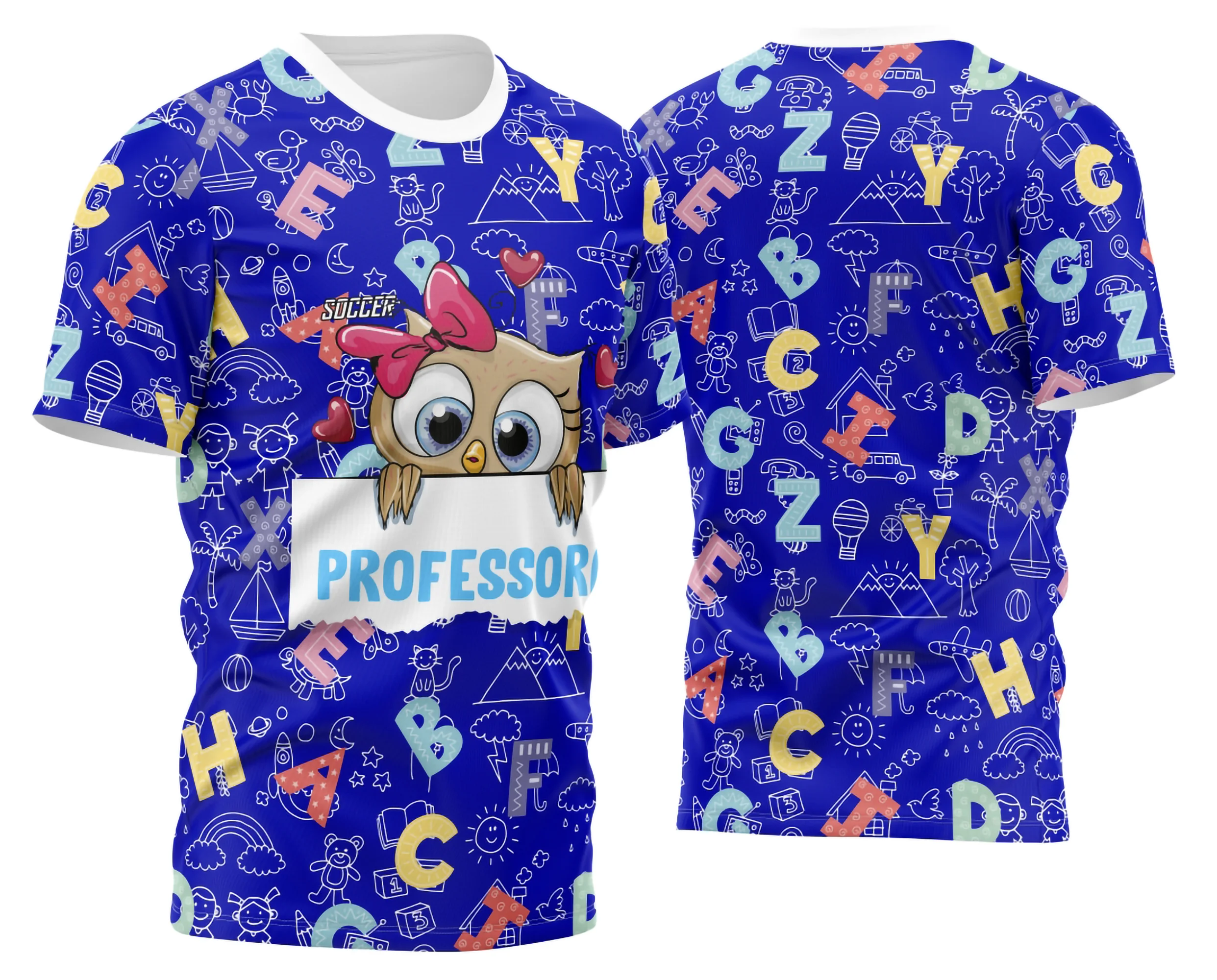 Camiseta unissex branca com logo no peito e estampa grande nas costas, temática professora personalizada, design moderno e elegante para uso diário em escolas.