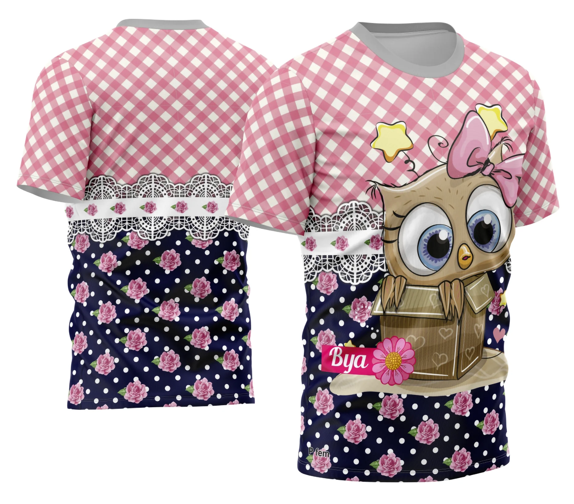 Camiseta unissex branca com logo no peito e estampa grande nas costas sobre tema de professora personalizada, design moderno e elegante ideal para educação e valorização docente.