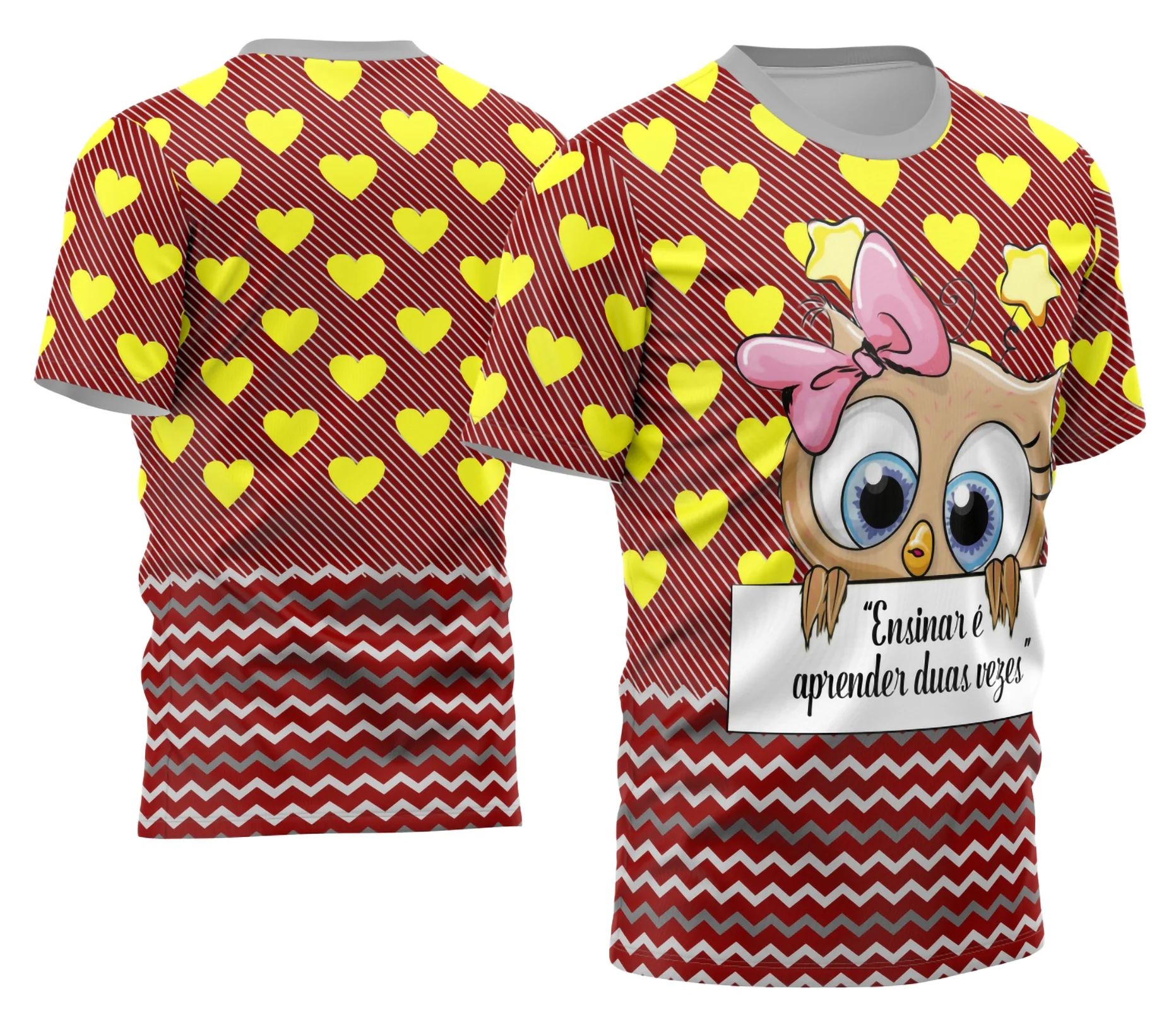 Camiseta unissex branca com logo no peito e estampa grande nas costas sobre o tema professora personalizada, ideal para profissionais da educação com design moderno e elegante.