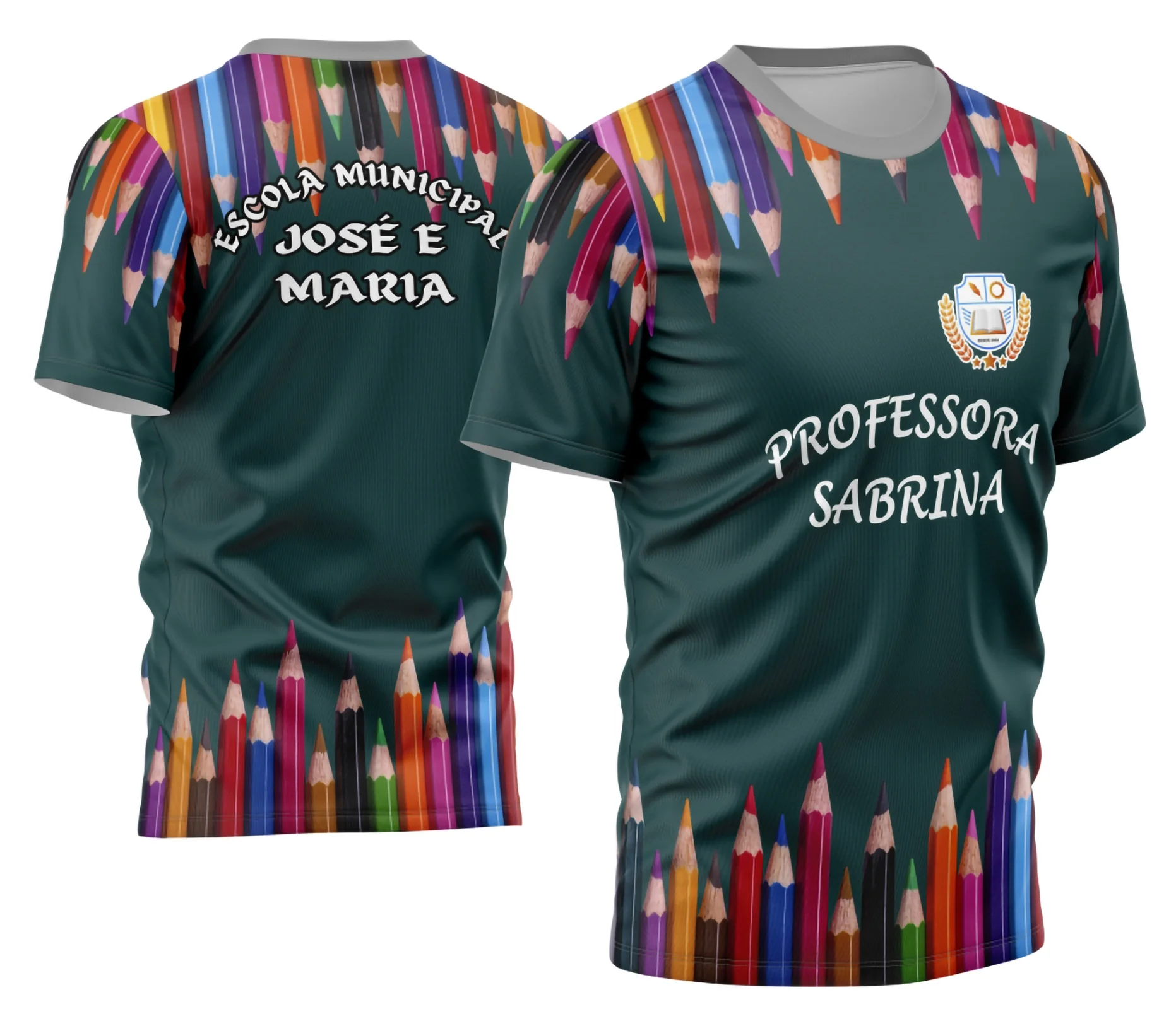 Camiseta unissex branca com logo no peito e estampa grande nas costas personalizada para professoras, destaque para design único e confortável, perfeita para uso diário.