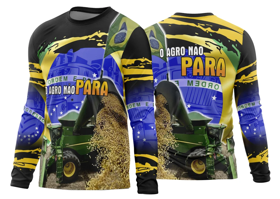 Camisa manga longa unissex preta com logo no peito e estampa grande nas costas mostrando colheitadeira no campo agro 2026, design moderno e confortável para amantes do agro.
