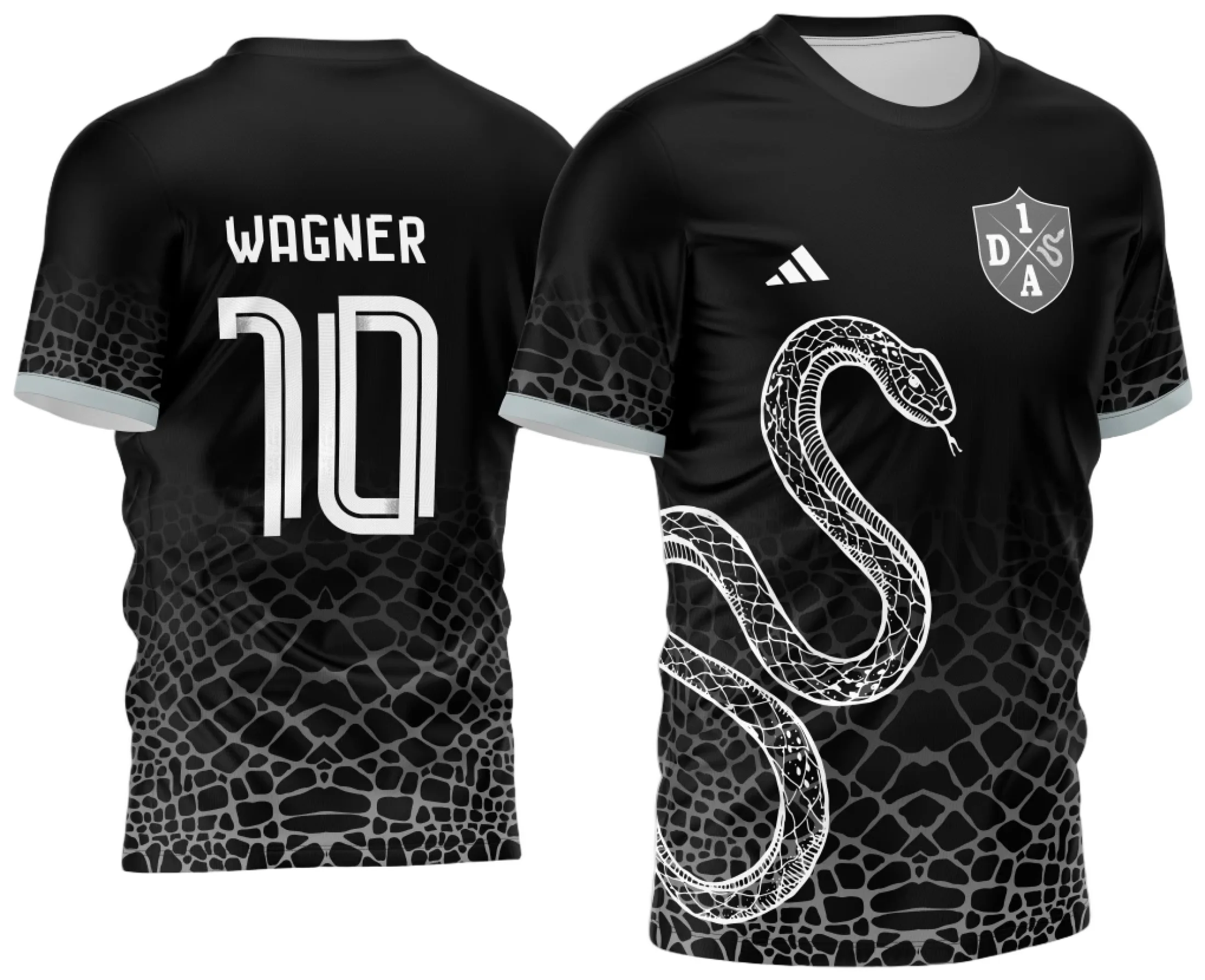 Camiseta unissex preta com logo no peito e estampa grande nas costas de cobra envolvendo símbolo de time de futebol, estilo moderno e vibrante para torcedores apaixonados.