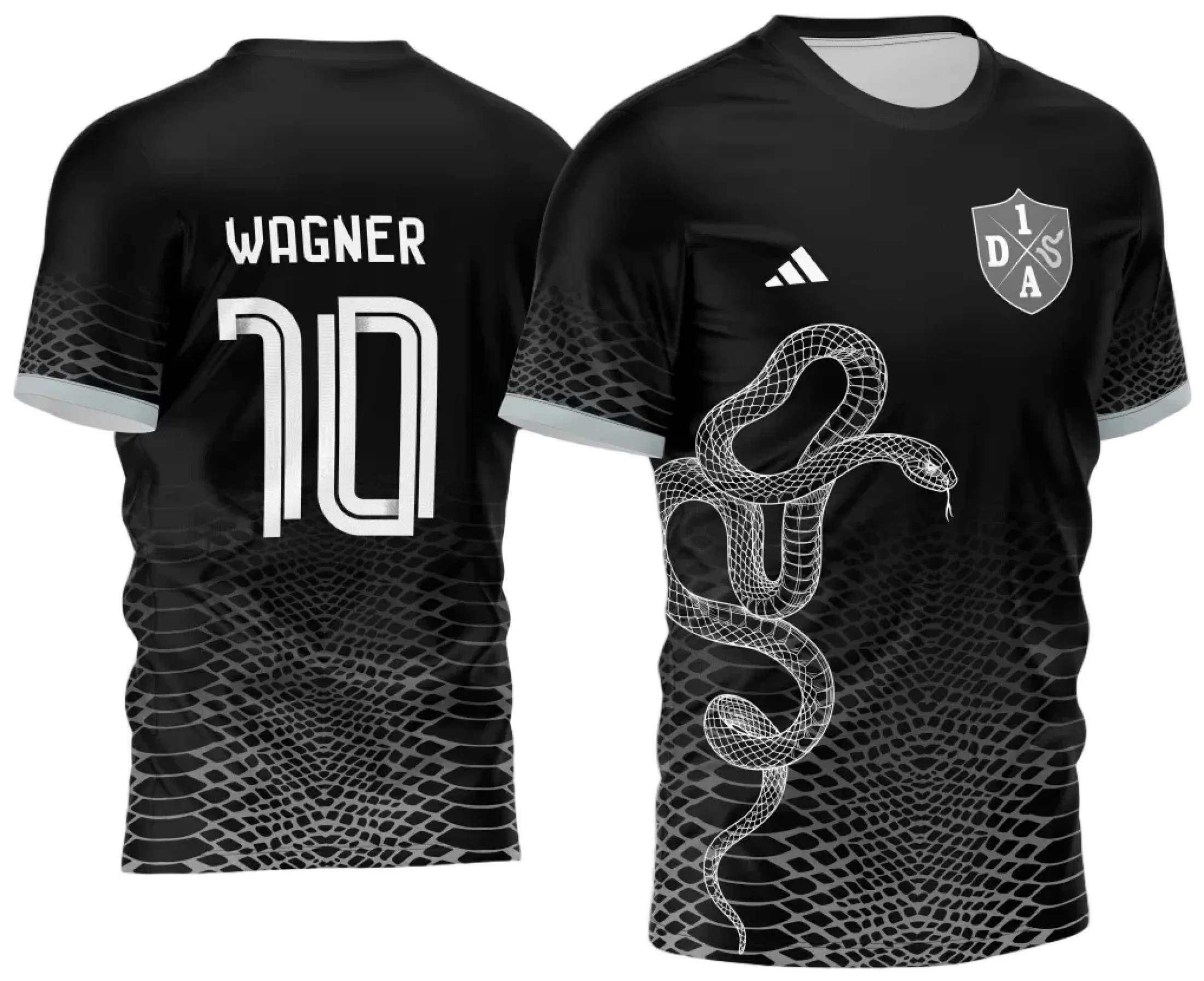 Camiseta unissex preta com logo no peito e estampa grande nas costas mostrando cobra e símbolos de time de futebol, ideal para apaixonados por esportes e torcida.