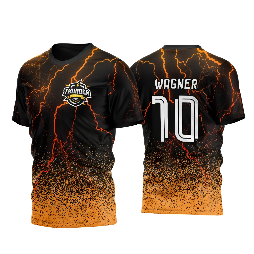 Camiseta preta unissex com logo no peito e estampa grande nas costas que destaca raios e relâmpagos amarelos, criando um visual vibrante e energético ideal para quem quer estilo marcante e moderno.