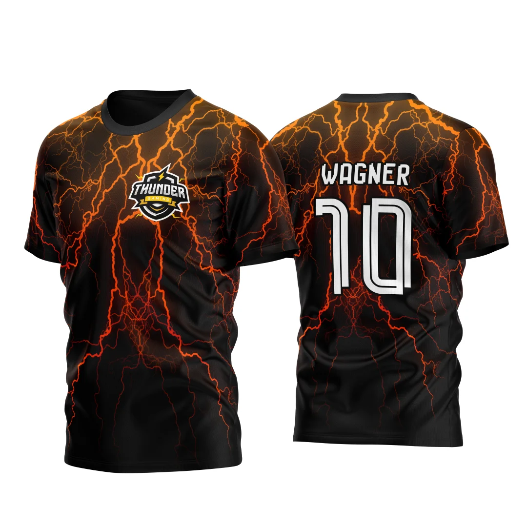 Camiseta unissex preta com logo no peito e estampa grande nas costas mostrando raios relâmpagos amarelos vibrantes, ideal para quem busca estilo e atitude com tema InterClasse.