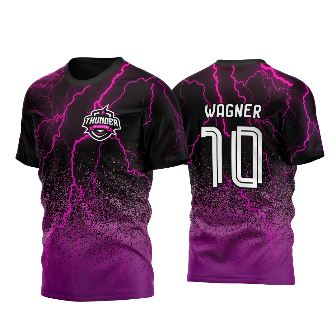 Camiseta preta unissex com logo no peito e estampa grande nas costas mostrando raios e relâmpagos roxos vibrantes, estilo moderno e impactante para fãs do tema InterClasse.