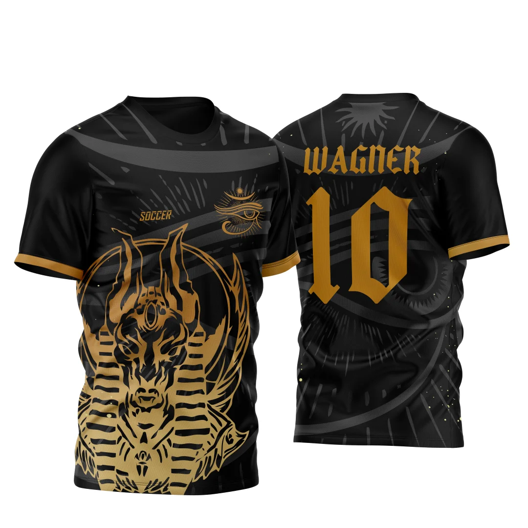 Camiseta unissex preta com logo no peito e estampa grande nas costas com tema Atlética Acadêmica e InterClasse Anúbis 2023, design moderno e esportivo para uso em eventos acadêmicos e competições.