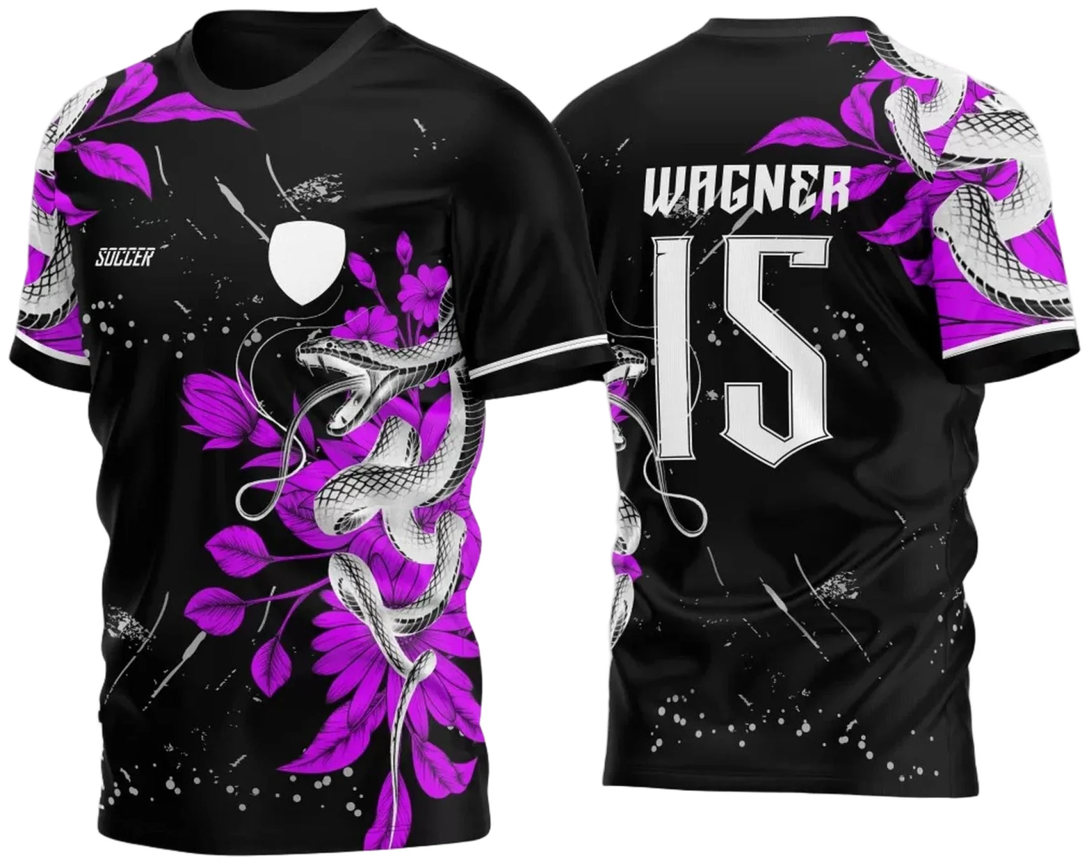 Camiseta unissex preta com logo no peito e estampa grande nas costas mostrando uma cobra floral chinesa em ataque, design rosa vibrante e moderno para estilo marcante e única.