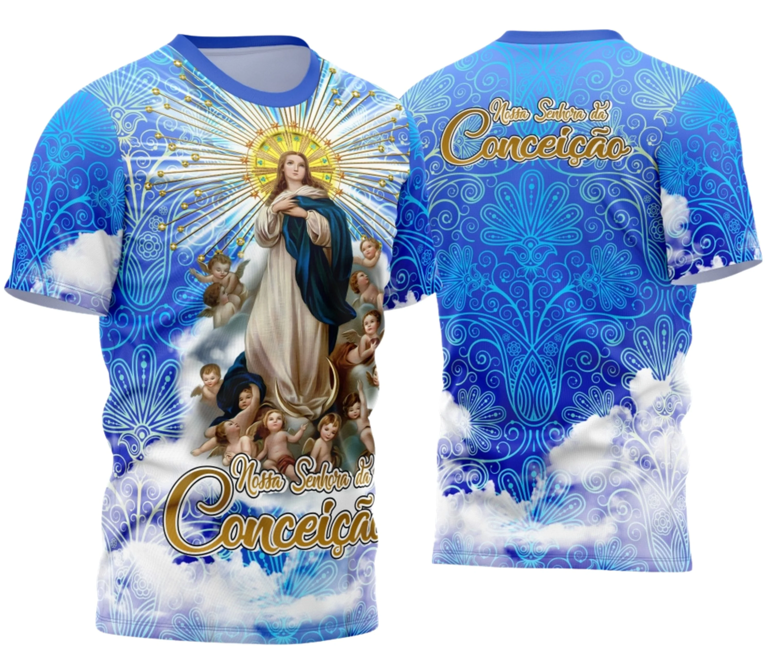 Camisa com logo no peito e estampa grande nas costas com imagem estilizada de Nossa Senhora Imaculada Conceição, design detalhado em tons suaves, ideal para expressão de fé e devoção.