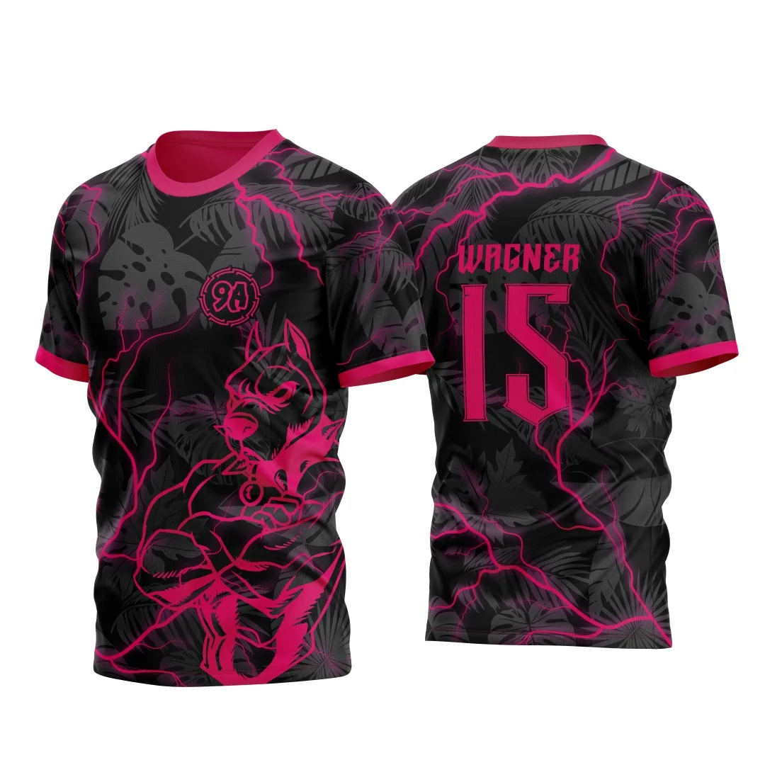 Camiseta unissex preta com logo no peito e estampa grande nas costas mostrando PitBull com raios em rosa vibrante, estilo moderno e impactante para uso casual.