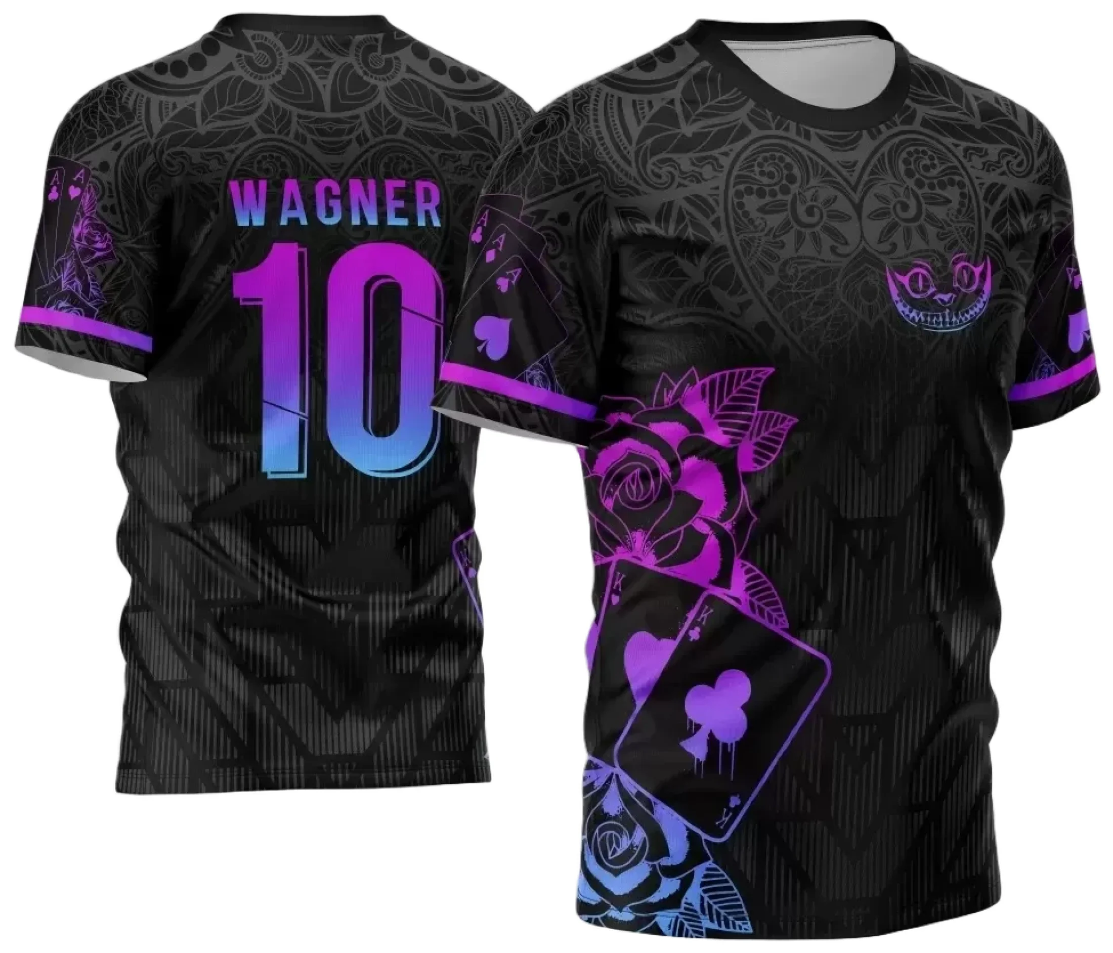 Camiseta unissex branca com logo no peito e estampa grande nas costas com tema de futebol e cartas naipes interclasse, perfeita para fãs de futebol e jogos, visual moderno e vibrante.