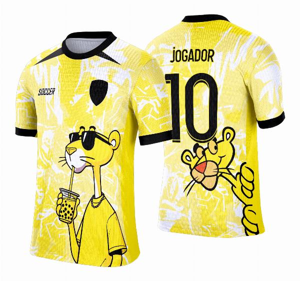 Camisa esportiva personalizada com design exclusivo, apresentando uma estampa gráfica detalhada na parte frontal, incorporando elementos artísticos como animais ou símbolos. O modelo inclui cores vibrantes e contrastantes, com detalhes adicionais como textos estilizados em diferentes idiomas. Na parte traseira, estão disponíveis personalizações com nome e número em destaque. Perfeita para jogos de interclasse, times amadores ou eventos esportivos personalizados.
