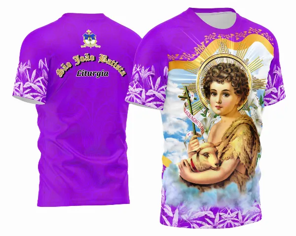 Camisa com logo no peito e estampa grande nas costas que retrata São João Batista com elementos religiosos em destaque, ideal para quem busca uma peça com significado espiritual e design impactante.