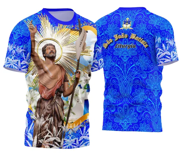 Foto da camisa com um logo no peito discreto e uma estampa grande nas costas representando São João Batista com detalhes religiosos e design vibrante.