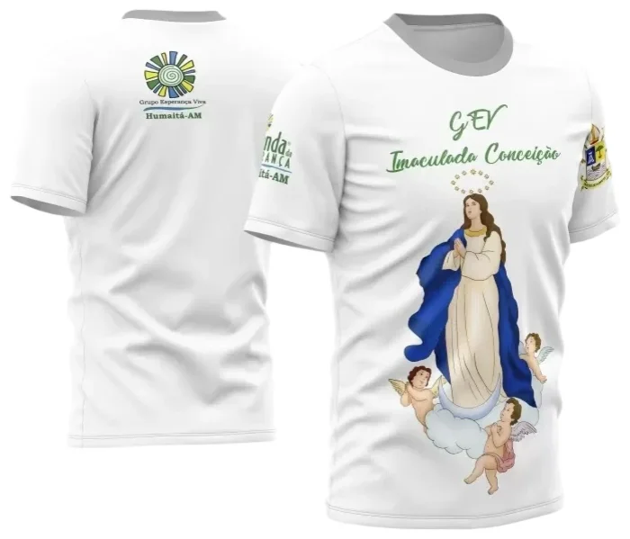 Camiseta unissex branca com logo no peito e estampa grande nas costas mostrando a Imaculada Conceição Branca, design elegante e iluminado perfeito para usar no dia a dia com estilo.