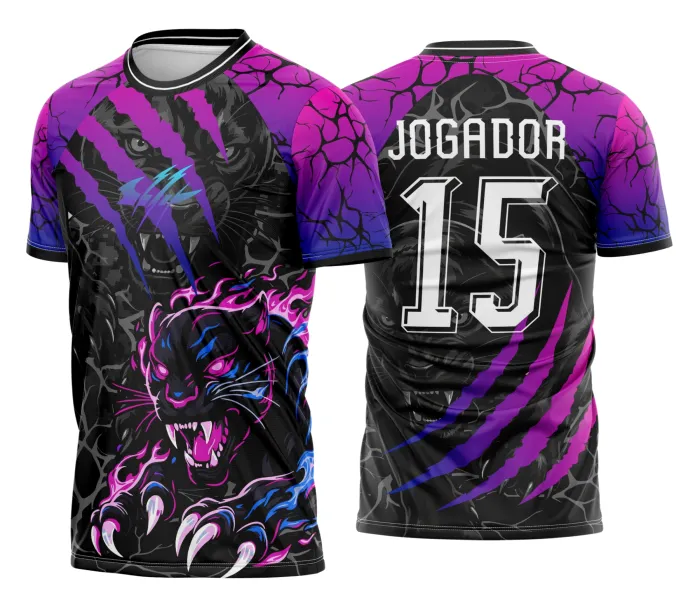 Camiseta unissex preta com logo no peito e estampa grande nas costas da Pantera Negra em chamas com design vibrante e moderno, perfeita para quem busca estilo marcante e tema de super-herói poderoso.