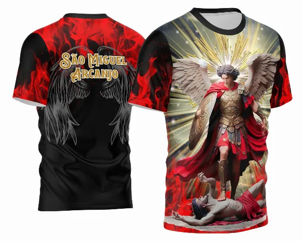 Camisa com logo no peito representando São Miguel Arcanjo, combinada com estampa grande nas costas que destaca elementos religiosos em um design único e impactante, perfeita para quem valoriza fé e proteção.
