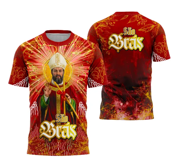 Camisa branca com logo no peito e estampa grande nas costas representando São Brás em estilo religioso, perfeita para quem busca uma peça com significado espiritual e design marcante.