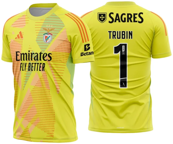 Uniforme de futebol personalizado, projetado para times amadores ou profissionais, com design moderno e arrojado. Apresenta uma combinação de cores contrastantes, logotipo ou escudo do time em destaque no peito, e detalhes gráficos na frente e nas mangas. Na parte traseira, há espaço para personalização com nome e número do jogador, garantindo identidade ao time. Ideal para jogos oficiais, amistosos ou competições, oferecendo estilo e funcionalidade.