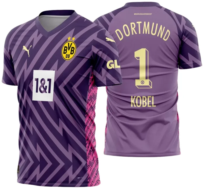 Camiseta preta unissex com logo no peito e estampa grande nas costas inspirada na camisa do goleiro Borussia Dortmund 2023-2024, ideal para torcedores e colecionadores.
