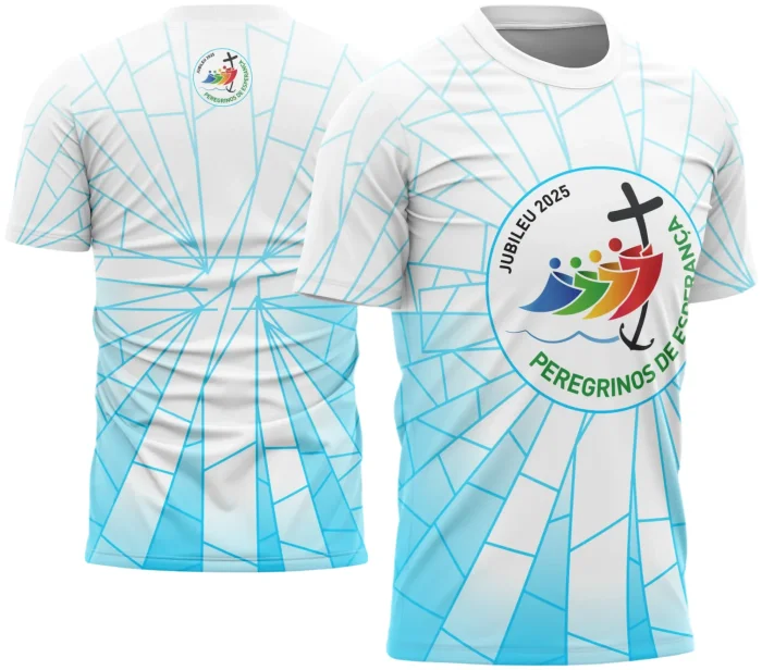 Camisa com logo no peito discreto e estampa grande nas costas mostrando uma arte religiosa que simboliza a jornada dos peregrinos, com detalhes que transmitem fé e esperança em estilo marcante e impactante.