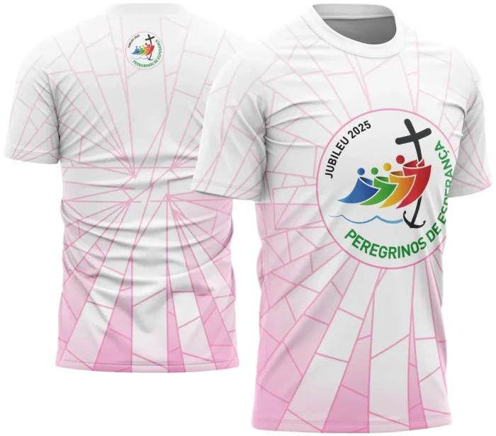 Camisa com logo no peito discreto e uma estampa grande nas costas mostrando peregrinos caminhando com esperança e fé, em cores vibrantes que destacam a espiritualidade da arte.